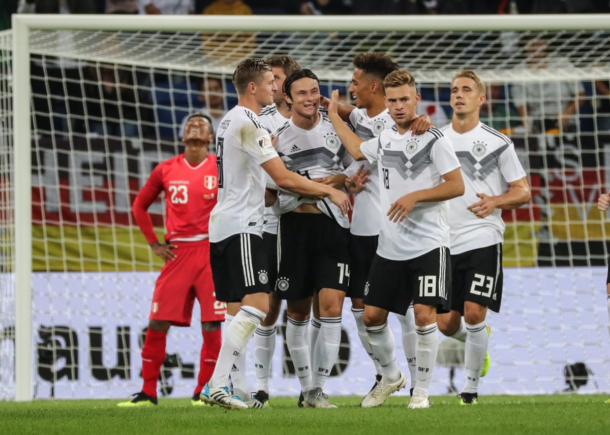 Así festejaron los jugadores de Alemania, en el partido contra Perú. (Foto Prensa Libre: EFE)