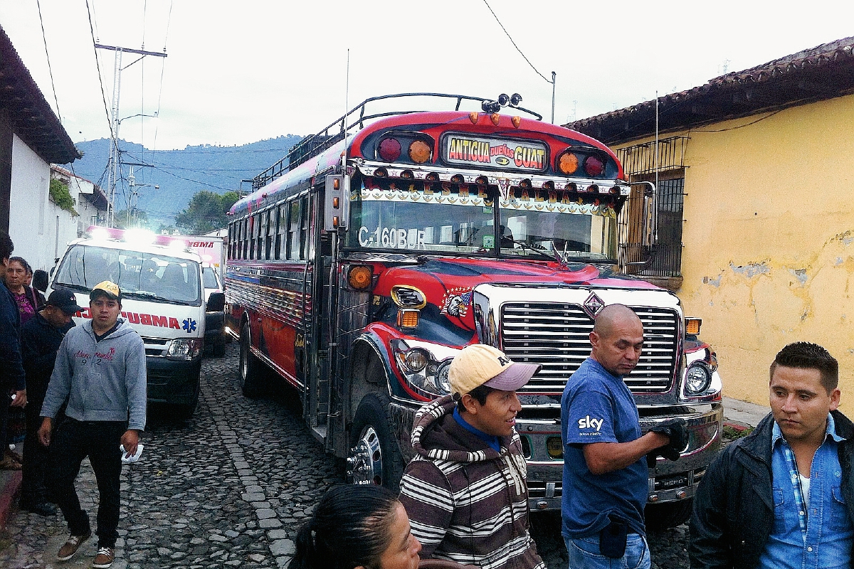 El autobús de los transportes Esmeralda que fue atacado a balazos en Antigua Guatemala, Sacatepéquez. (Foto Prensa Libre: Miguel López)