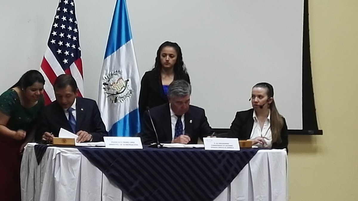 Firma de convenio de seguridad aduanera entre Gobernación y el Comisionado del Servicio de Aduanas de EE.UU. (Foto Prensa Libre: Cortesía)