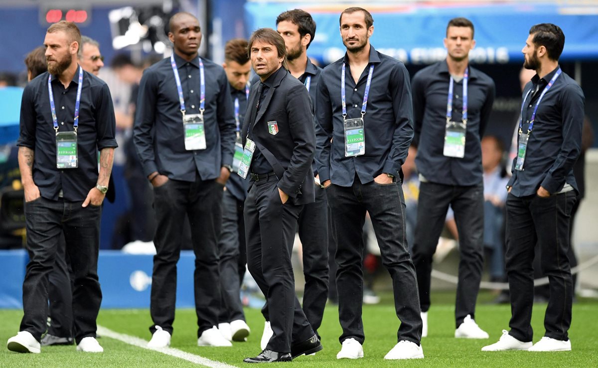 El técnico italiano Antonio Conte observa junto a sus jugadores el estadio donde jugarán mañana frente a Alemania. (Foto Prensa Libre: AFP)