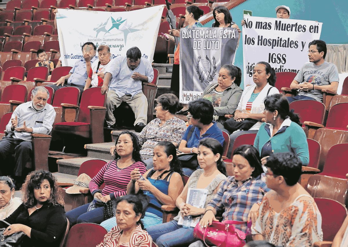 Personas con enfermedades crónicas y degenerativas protestan en las oficinas centrales del IGSS por la falta de medicamentos, que aseguran, ocurre desde el año pasado. Algunos temen morir debido a esta situación. (Foto Prensa Libre: Álvaro Interiano)