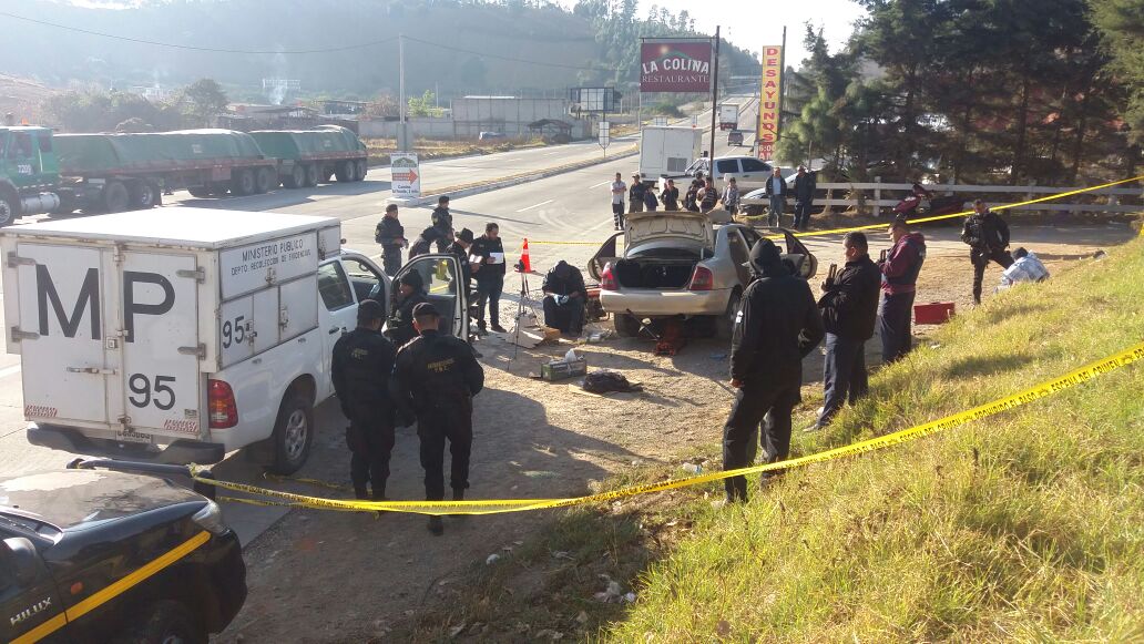 Dólares decomisados son contabilizados por peritos del Ministerio Público, en Chimaltenango. (Foto Prensa Libre: Víctor Chamalé)
