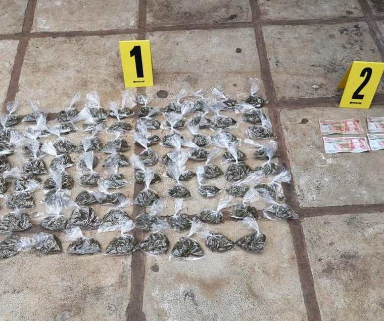 Las autoridades decomisaron droga y dinero durante los allanamientos. (Foto Prensa Libre: PNC)