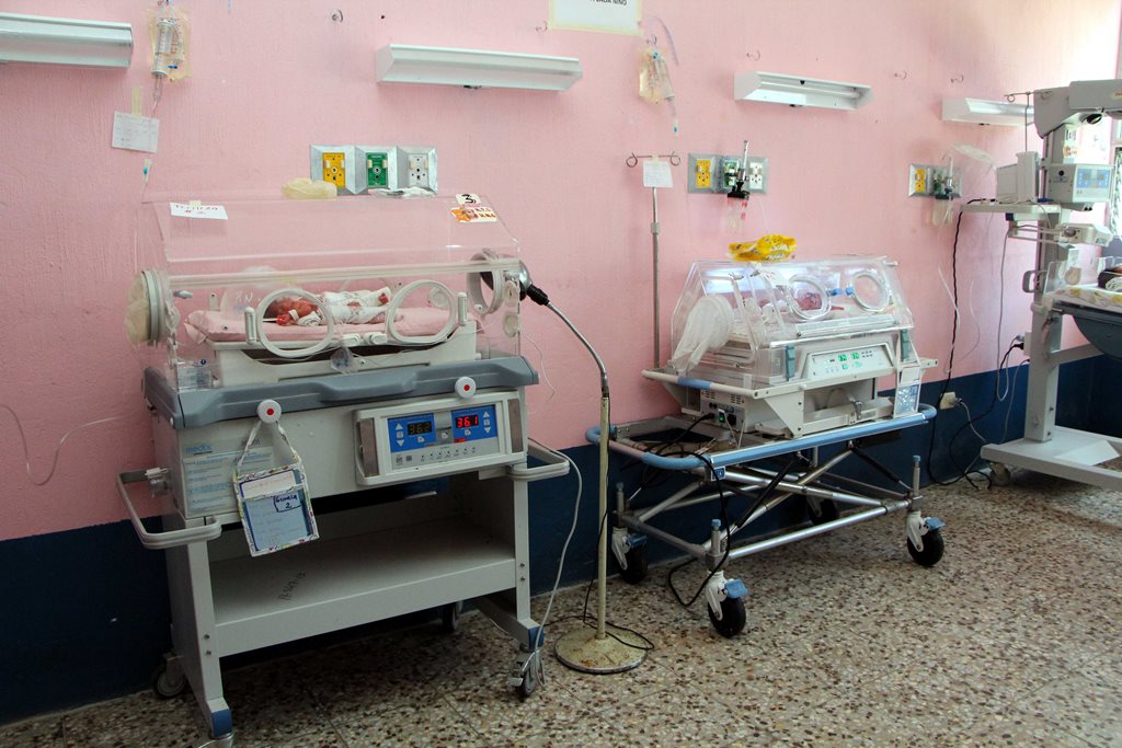 Las otras dos trillizas se encuentran en incubadoras en el Hospital Nacional de la cabecera de Retalhuleu. (Foto Prensa Libre: Rolando Miranda)