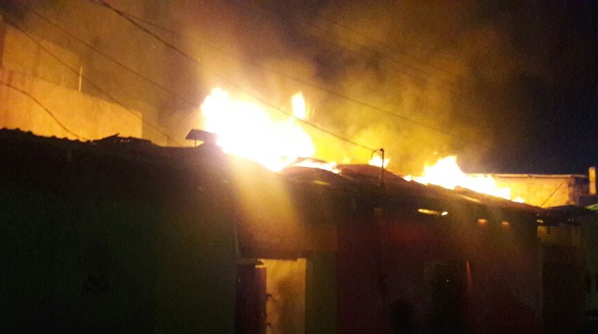 Fuego destruye locales comerciales en Nebaj. (Foto Prensa Libre: Héctor Cordero).