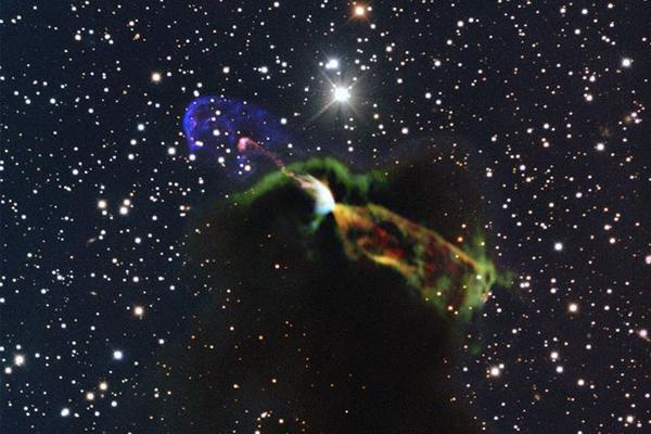 Imagen de Herbig-Haro HH 46/47, a unos 1.400 años luz de la Tierra en la constelación Vela, tomada con el telescopio ALMA. (Foto Prensa Libre: EFE)