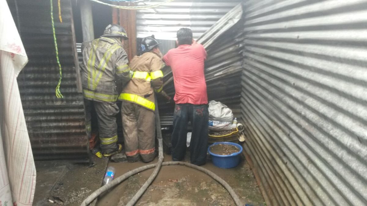 Dos viviendas ubicadas en el asentamiento Esquipulitas, zona 21, se incendiaron por causas hasta el  momento ignoradas, informaron los Bomberos Voluntarios. Foto Prensa Libre: Bomberos Voluntarios.