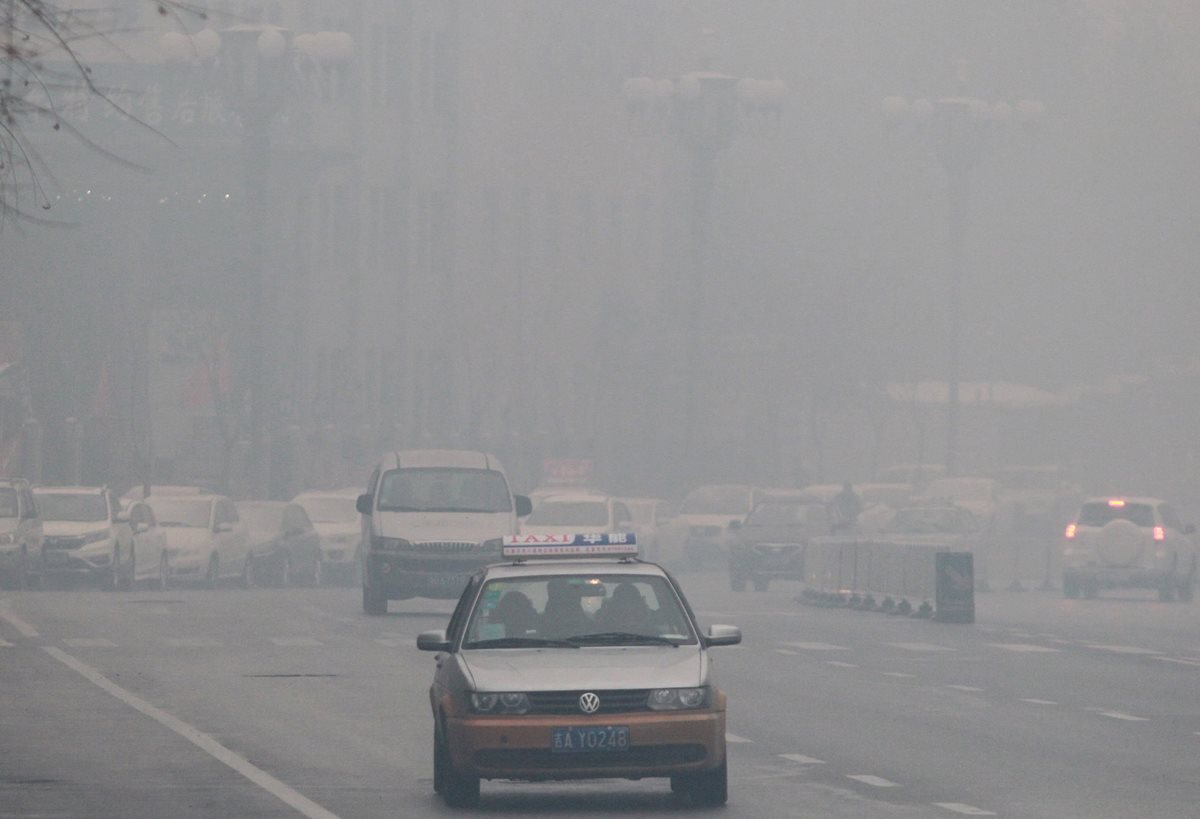 Varias regiones del noreste de China registran este lunes picos alarmantes de contaminación atmosférica. (Foto Prensa Libre: AFP).