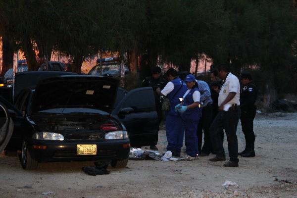Peritos del MP  verifican    el vehículo   donde  era trasladada la droga,  en un polígono de la Policía Nacional Civil, en la zona 6.