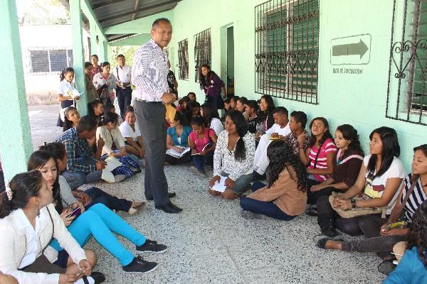 Estudiantes de primer ingreso a la ENCC de Jutiapa deben recibir clases en el suelo, por la falta de escritorios, entre otras carencias.