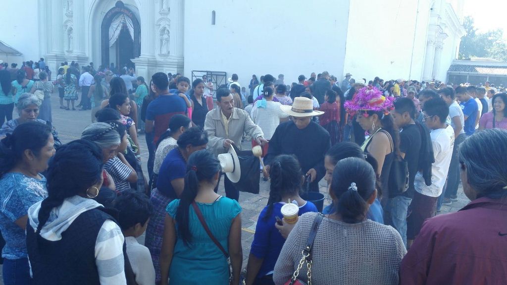Decenas de feligreses reciben bendición frente a la Basílica de Esquipulas. (Foto Prensa Libre: Edwin Paxtor).