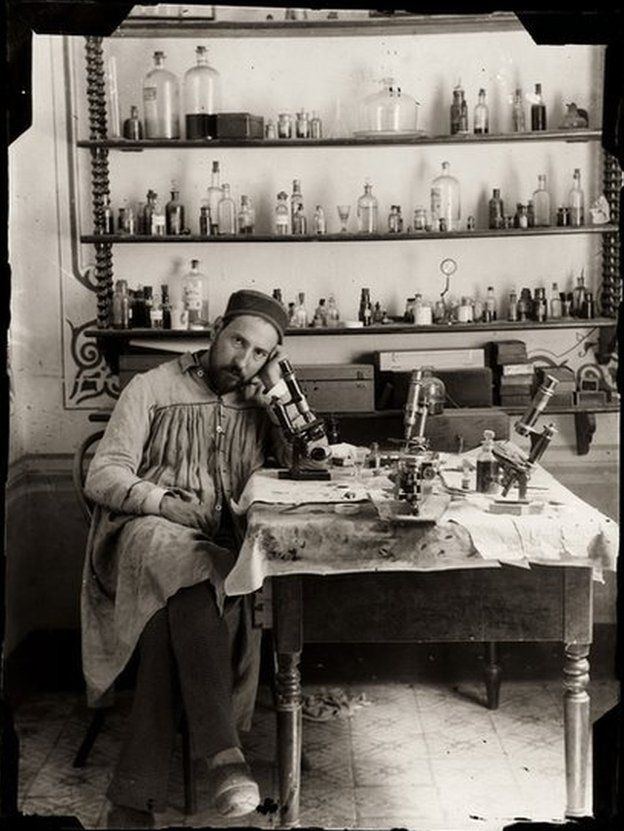 Autoretrato de Ramón y Cajal en su laboratorio de Valencia, en España, hacia 1885. Foto cortesía del Instituto Cajal del Consejo Superior de Investigaciones Científicas, CSIC. CSIC / INSTITUTO CAJAL