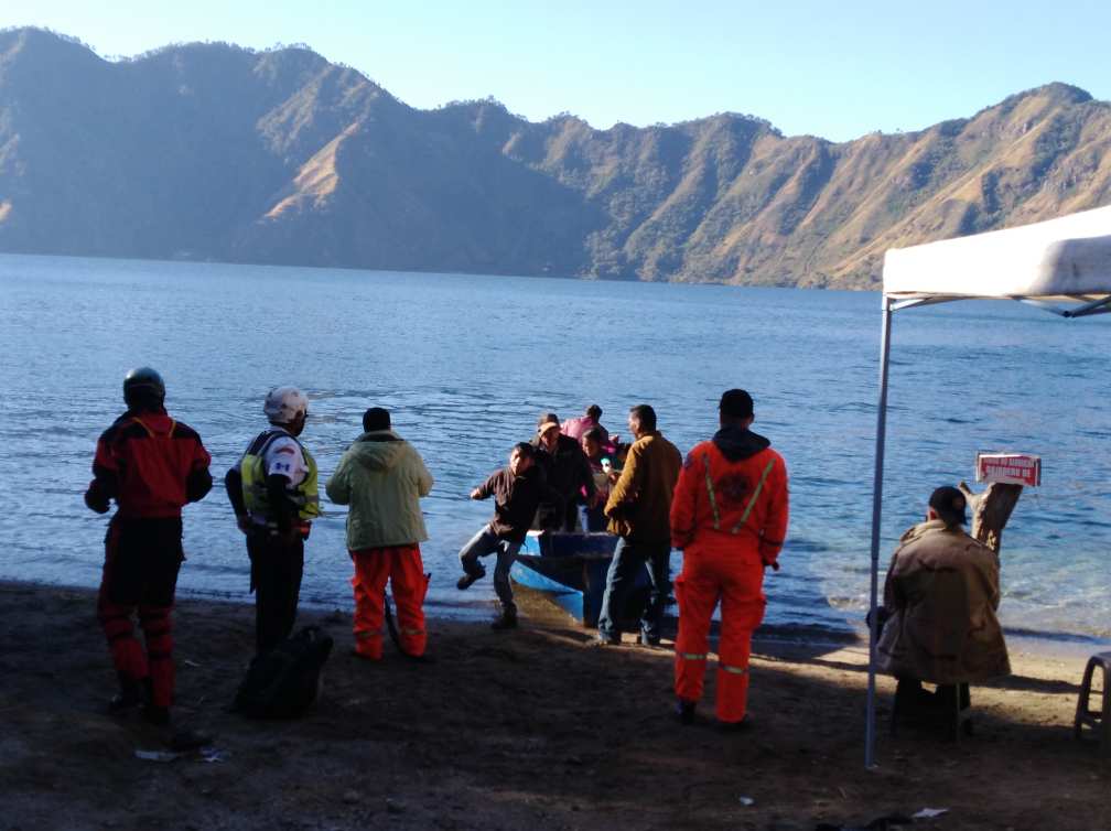 Socorristas mantienen la búsqueda de estadounidense desaparecido en Laguna de Ayarza