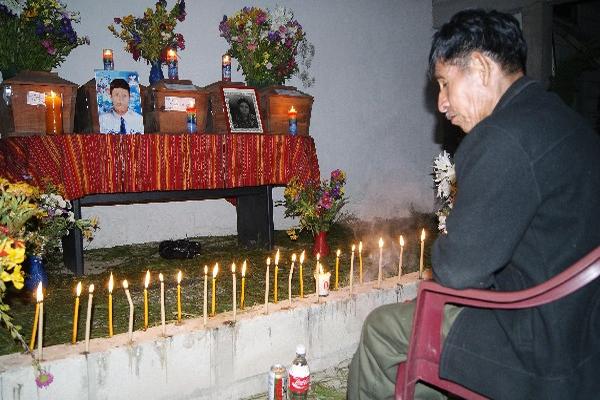Familiares velan restos de víctimas,  antes de inhumarlos  en comunidades de Rabinal.