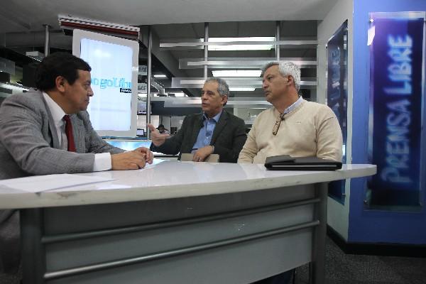 El periodista Francisco Mauricio Martínez   y los  expertos Samuel Fadul —centro— y Mario Rodríguez —derecha— analizan la problemática de los maestros   por contrato.