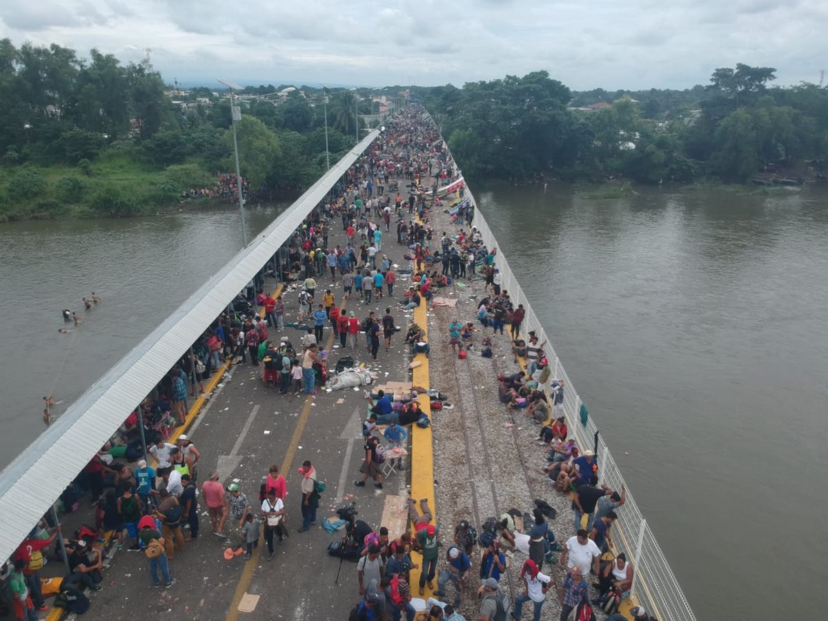 Migrantes hondureños permanecen en la frontera esperando poder pasar a México. (Foto Prensa Libre: Mario Morales)