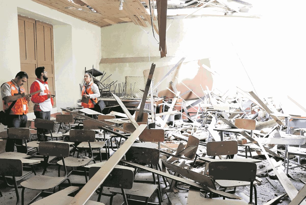 El techo de varias aulas del Invo, en Xelajú, se cayó y las paredes quedaron agrietadas. Ese edificio fue declarado monumento histórico del país en 1972. Foto Prensa Libre: María José Longo.