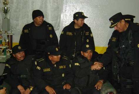 Policías se encuentran sanos y salvos. (Foto Prensa Libre: Aroldo Marroquín)