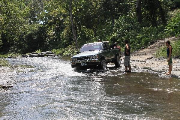 Un vehículo atraviesa  el río   La Puerta, en Guanagazapa, Escuintla, donde solicitan la construcción de un puente.