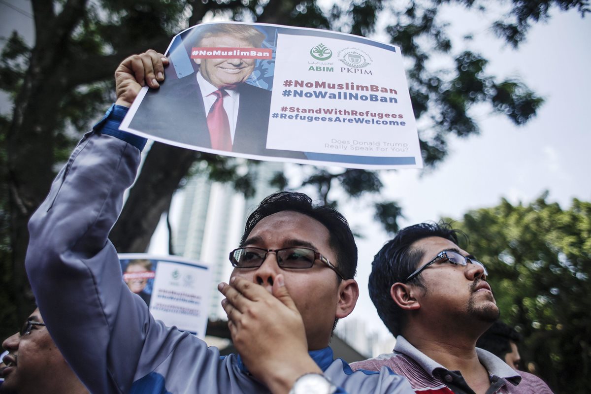 Dos hombres protestan en fecha reciente contra la decisión de Trump de prohibir el ingreso de ciudadanos musulmanes a EE. UU. (Foto Prensa Libre: EFE).