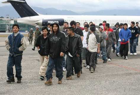 Deportados descienden de un avión en la Fuerza Aérea de Guatemala. (Foto Prensa Libre: Hemeroteca PL)