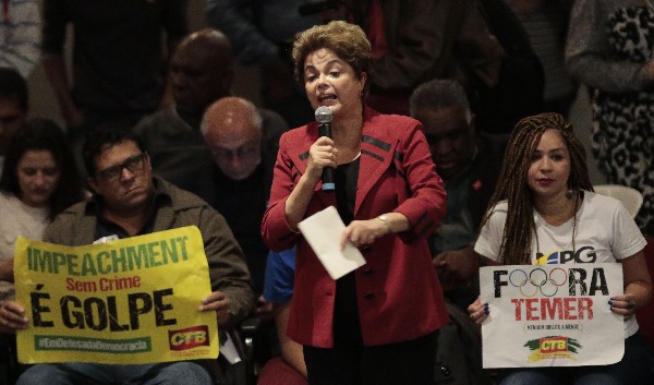 Dilma Rousseff (C) habla durante una reunión en Sao Paulo, Brasil. (Foto Prensa Libre: AFP)