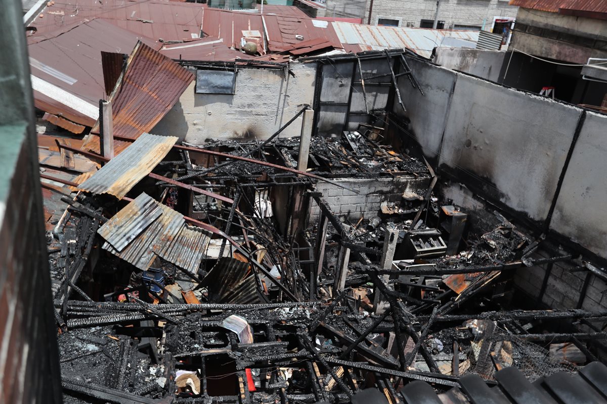 Incendio redujo a cenizas un restaurante y una vivienda, en el centro histórico de Xela, el 3 de agosto último. (Foto Prensa Libre: Fred Rivera)