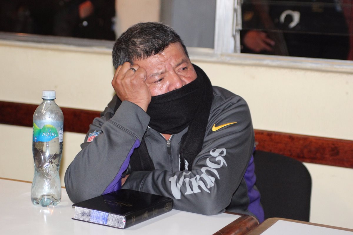 Cornelio Chilel escucha la sentencia por delitos como evasión, lesiones y usurpación. (Foto Prensa Libre)