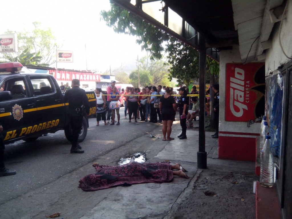 Autoridades de El Rancho, El Progreso, Observan cadáver de mujer. (Prensa Libre: Hugo Oliva)