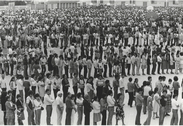 Largas filas en centro de votación en 1985. (Foto: CIRMA)