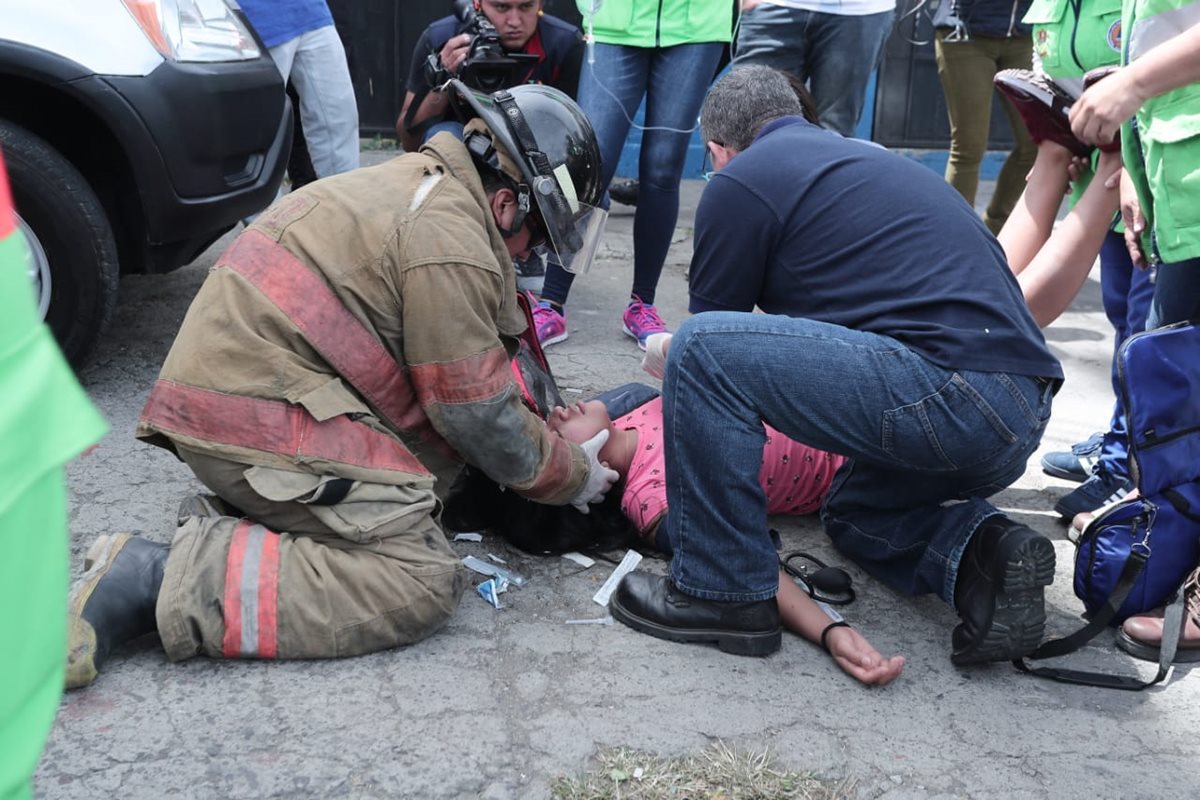 Una adolescente se desmayó en una de las calles aledañas de la envasadora, cuando se acercó a ver el incendio.