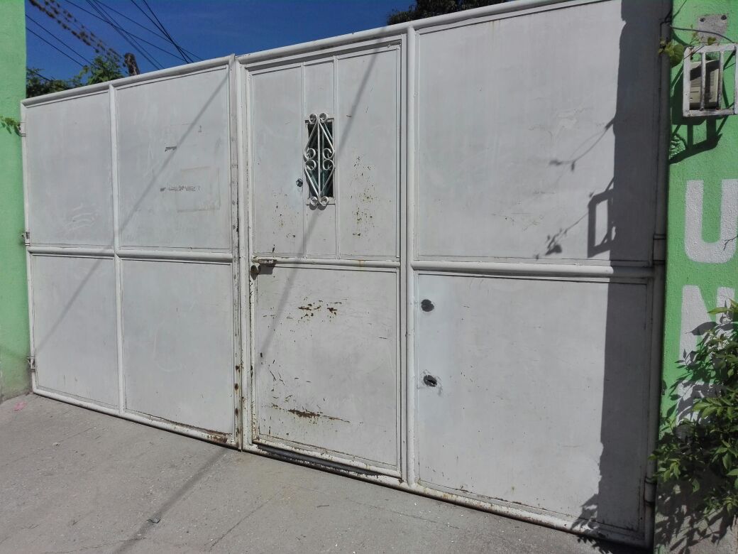 El portón de ingreso a la vivienda del alcalde tiene cuatro perforaciones. (Foto Prensa Libre: Hugo Oliva)
