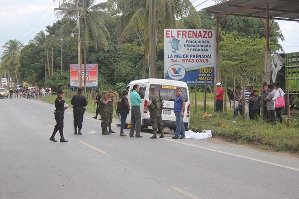 Las autoridades investigan la muerte del ayudante. (Foto Prensa Libre: Julio Vargas)