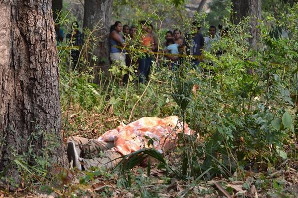 El cadáver de Otto Larios fue encontrado en la aldea Tulumaje (Foto Prensa Libre: Hugo Oliva) <br _mce_bogus="1"/>