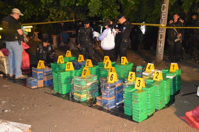El cargamento era transportado en 20 costales en un camión con doble fondo. (Foto Prensa Libre: Víctor Gómez)