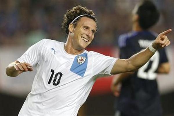 El jugador de Uruguay, Diego Forlán, festeja un gol contra Japón en un  amistoso, en Sendai, Japón. (Foto Prensa Libre: AP)