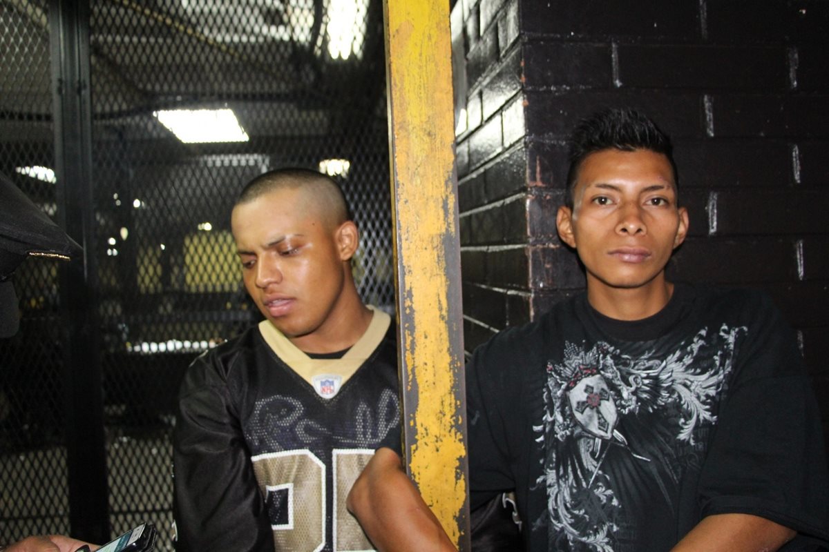Guillermo Pérez y Roberto Cipriano, los dos adultos detenidos junto al menor por el ataque en la zona 18. (Foto Prensa Libre: PNC)
