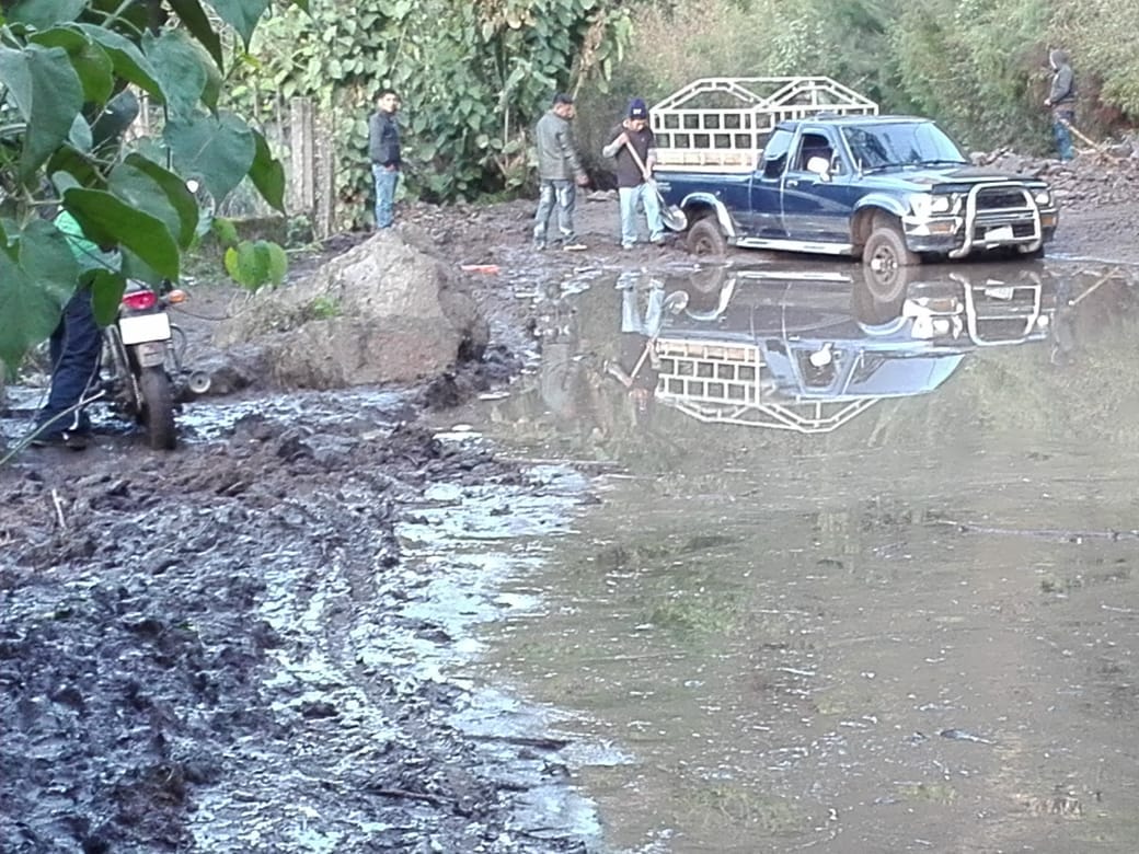 Un deslizamiento de tierra dejó bloqueado el paso por kilómetro 172 de la ruta entre San Marcos La Laguna y San Pedro La Laguna en Sololá. (Foto Prensa Libre: Ángel Julajuj)