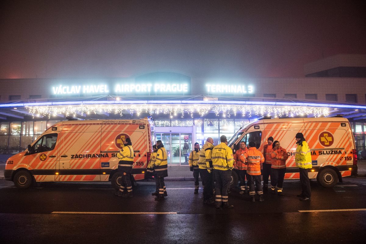 Cuerpos de socorro acuden a Aeropuerto de Praga tras emergencia. (Foto Prensa Libre: EFE)