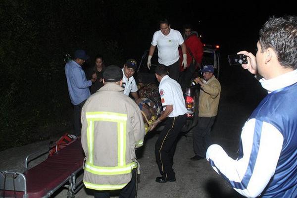 Socorristas trasladan a Celso Carías al Hospital Nacional de Jalapa. (Foto Prensa Libre: Hugo Oliva)  <br _mce_bogus="1"/>