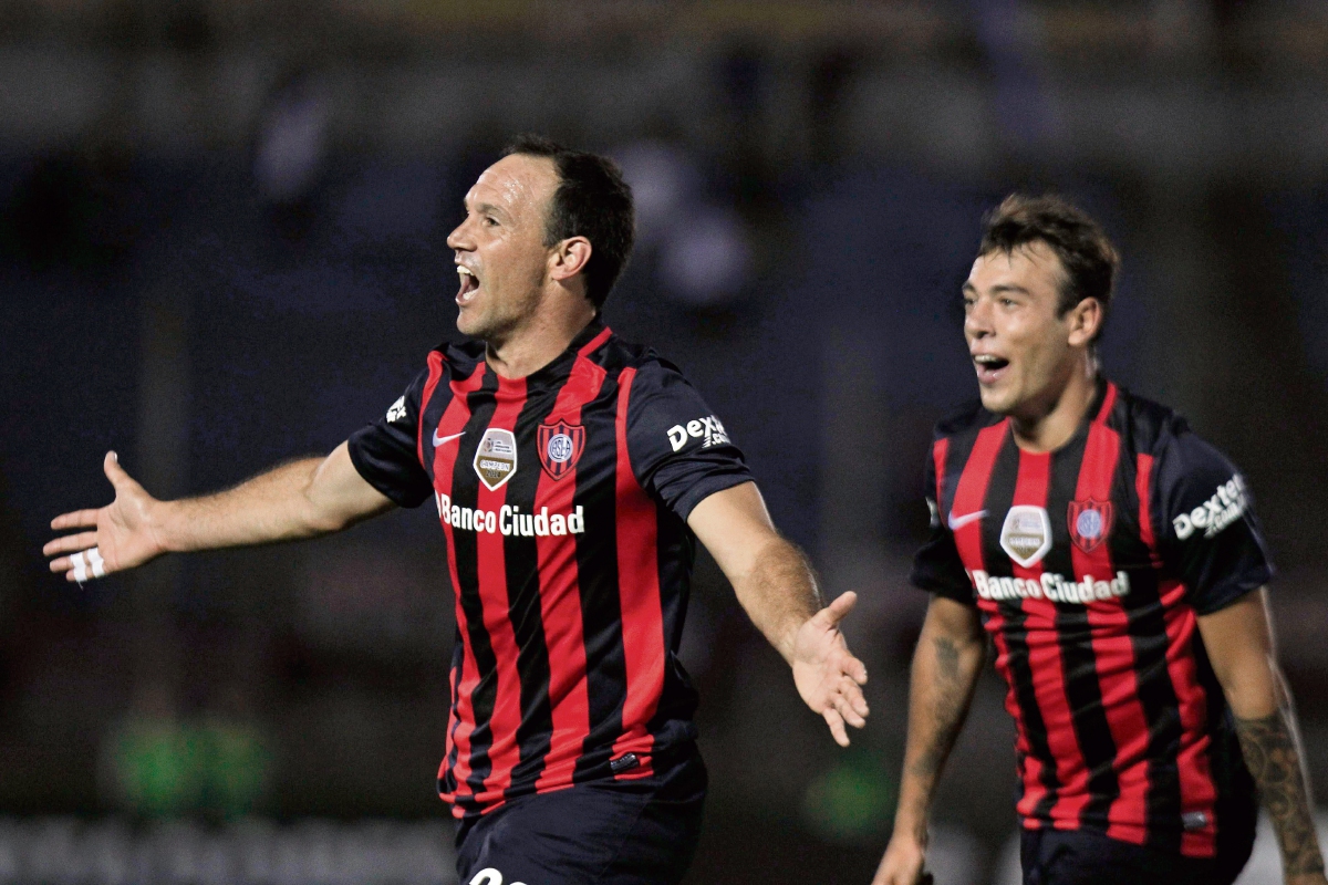 Mauro Matos (izquierda) festeja el gol contra Danubio, en Montevideo. (Foto Prensa Libre: EFE).