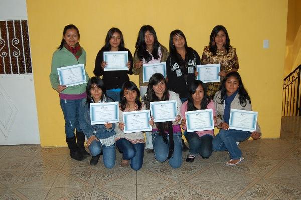 Algunas de las jóvenes  muestran el diploma que recibieron por concluir la formación.