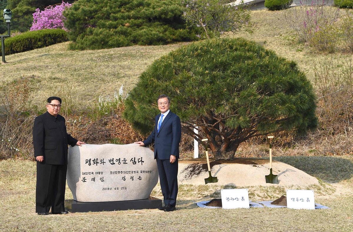 Kim Jong Un (I) y Moon Jae-in (D) posan frente a una piedra con la leyenda "Paz y Prosperidad.(FOTO Prensa Libre:AFP).