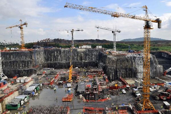 Gráfica de archivo donde se observa el desarrollo de uno de los trabajos de ampliación de la estructura del Canal de Panamá. (Foto Prensa Libre: EFE)