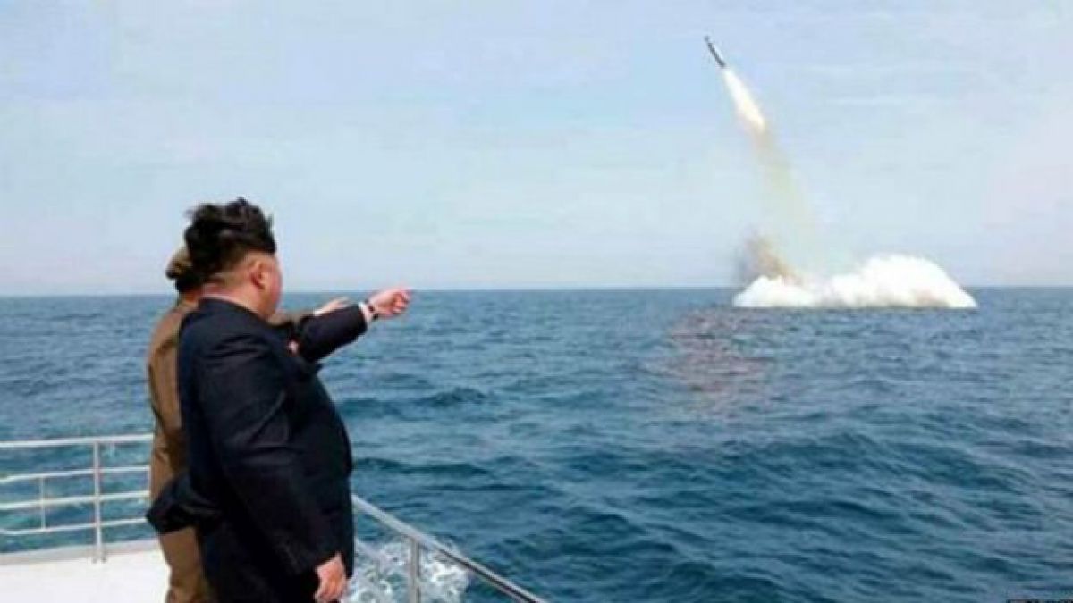   Kim Jong-un señala uno de los misiles lanzados en  costa oriental, (Foto Prensa Libre:AFP).
