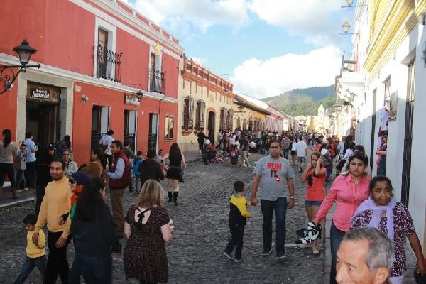En la colonial ciudad de Antigua Guatemala se reporta la visita de  miles de turistas nacionales y extranjeros.