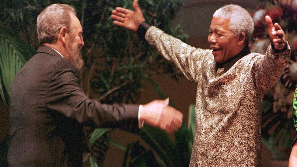 Con alegría el líder sudafricano Nelson Mandela le dio la bienvenida a Castro en la inauguración de la Cumbre del Movimiento de Países No Alineados que se celebró en Durban el 2 de septiembre de 1998. ODD ANDERSEN/AFP/GETTY IMAGES