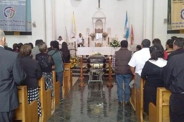 Familiares y amigos participan la misa de cuerpo del diputado Amildo Morales, en San Rafael Las Flores. (Foto Prensa Libre: Hugo Oliva) <br _mce_bogus="1"/>