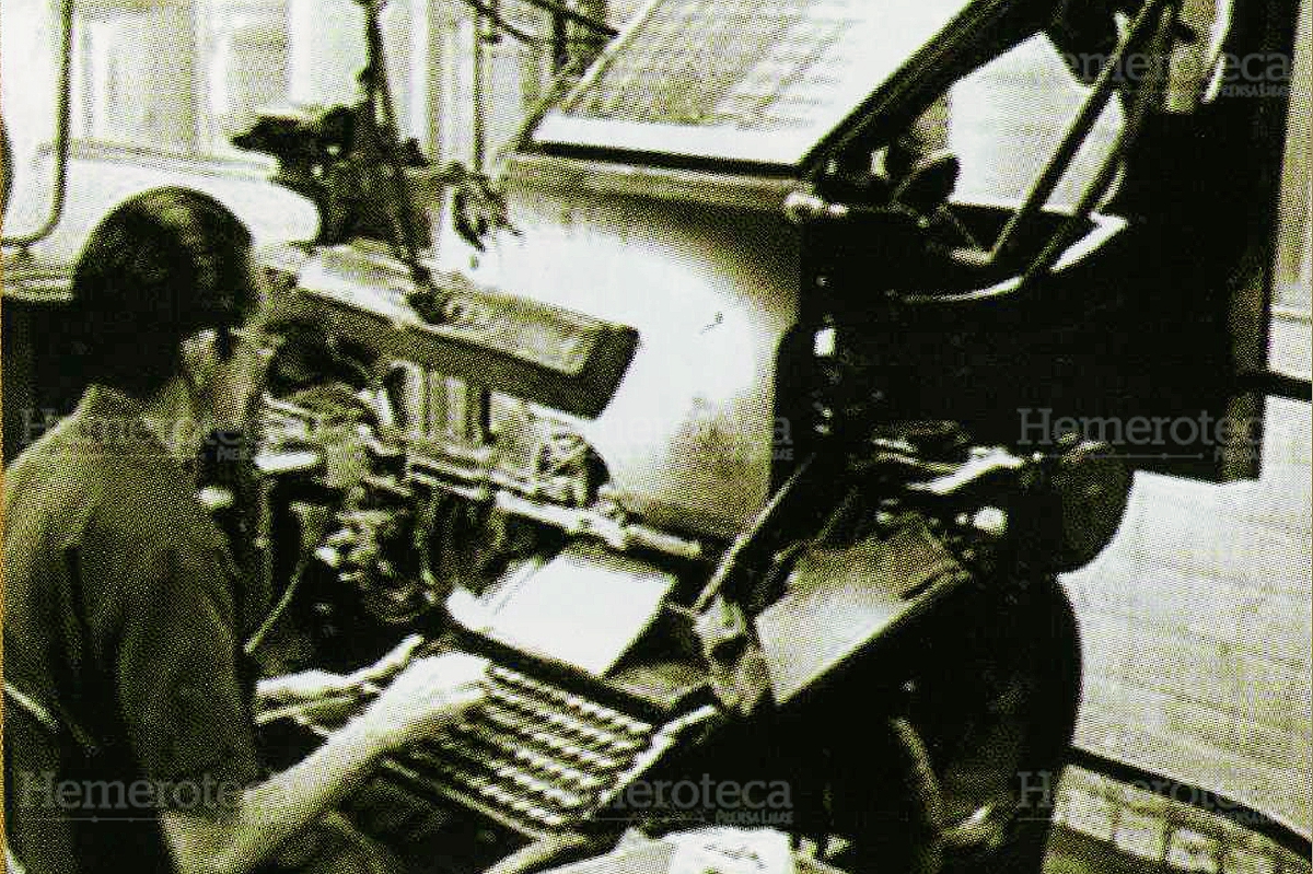 Un trabajador de Prensa Libre coloca en los años 60 linotipos para impresión. (Foto: Hemeroteca PL)