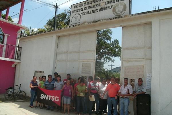 Sindicalistas protestan frente al Instituto de Adiestramiento de Personal en Salud, en Los Amates. (Foto Prensa Libre: Fredy López)